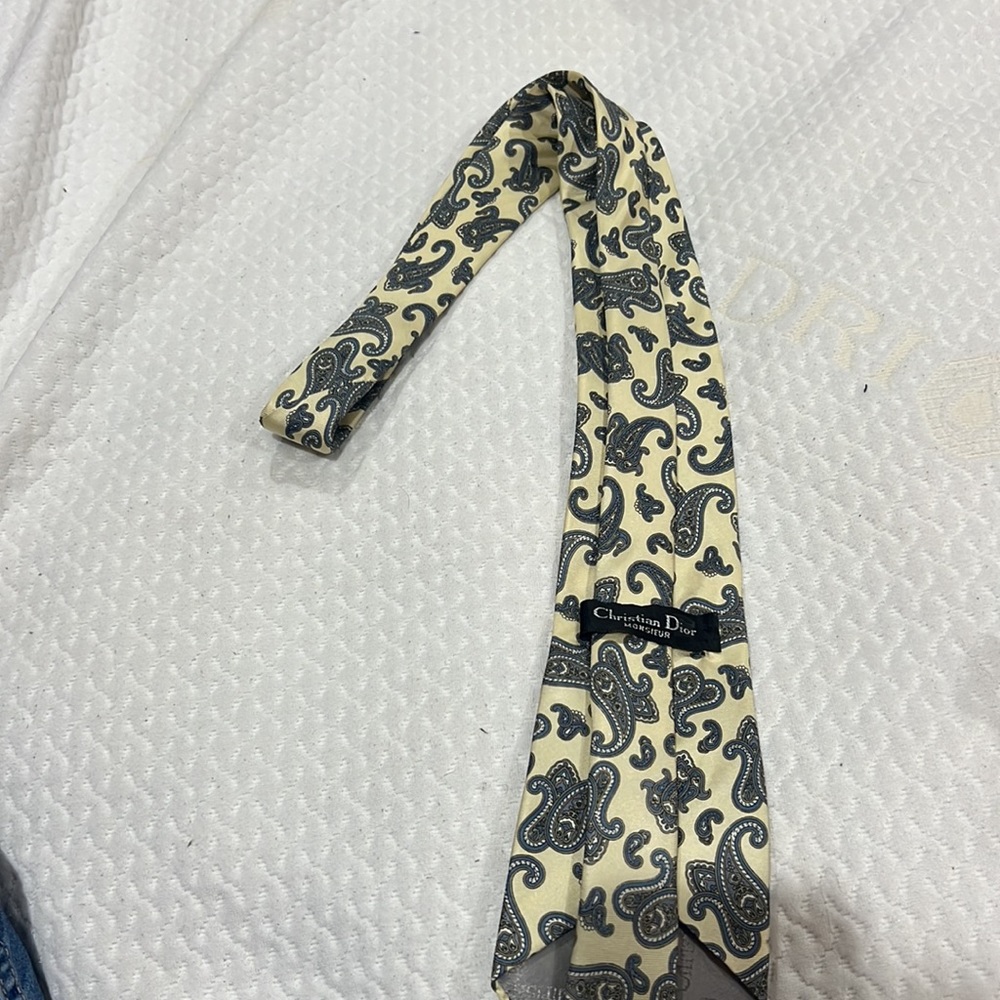 Christian Dior Tie in Excellent condition beautiful print - Picture 7 of 7